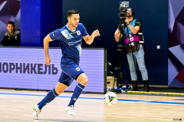 Футболист сборной Бразилии скончался в аэропорту Ухты