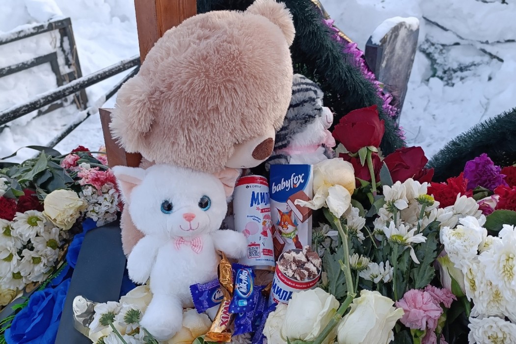 В Инте простились с погибшей школьницей