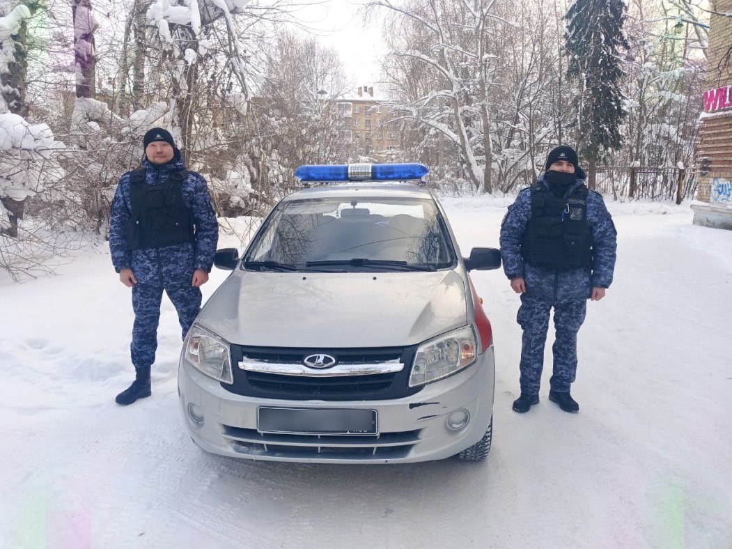 В Ухте сотрудники Росгвардии спасли людей во время пожара