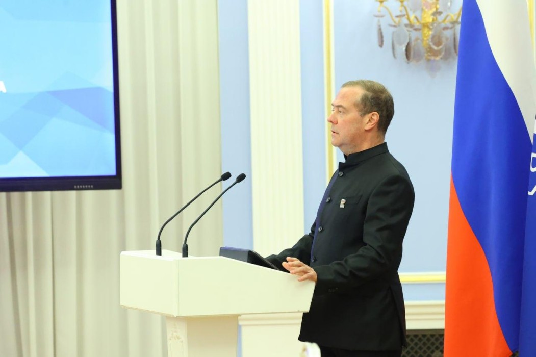 Защищать Родину и развивать экономику: Дмитрий Медведев обозначил приоритеты партии