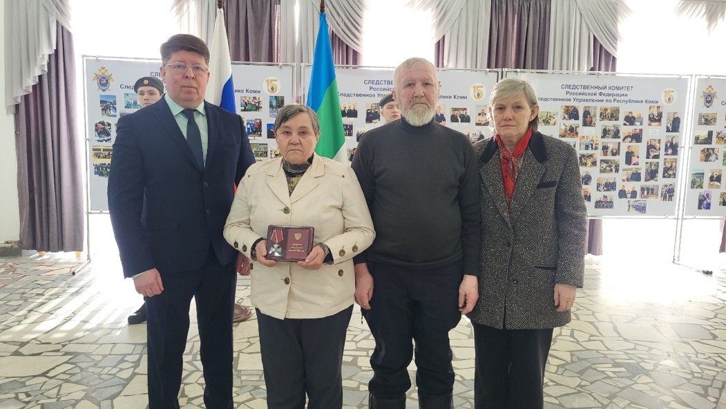 Семьям погибших бойцов из Сыктывкара передали ордена и медали