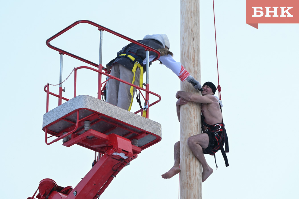 «Вроде силы есть, но не лезется»: 22 смельчака пытались покорить 22-метровый столб в Сыктывкаре