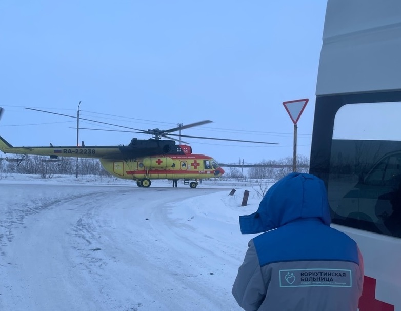 В Воркуте вертолет санавиации сел на дорогу