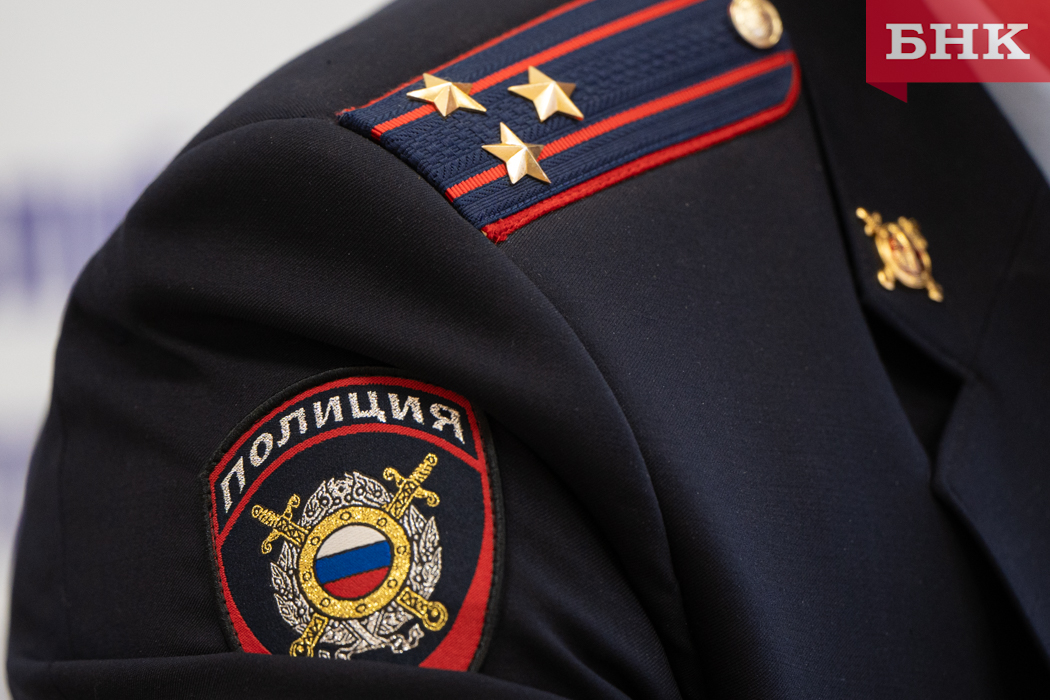 В Воркуте патрульные спасли мужчину из задымленной квартиры