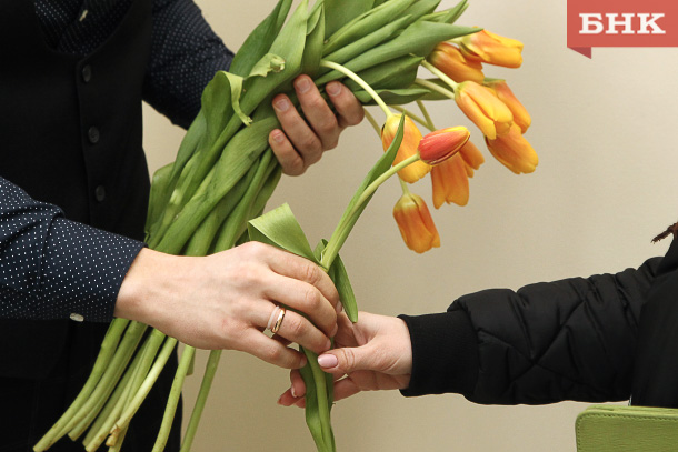 Подарок на 8 Марта дешевле 30 тысяч рублей женщины назвали унизительным, показал опрос