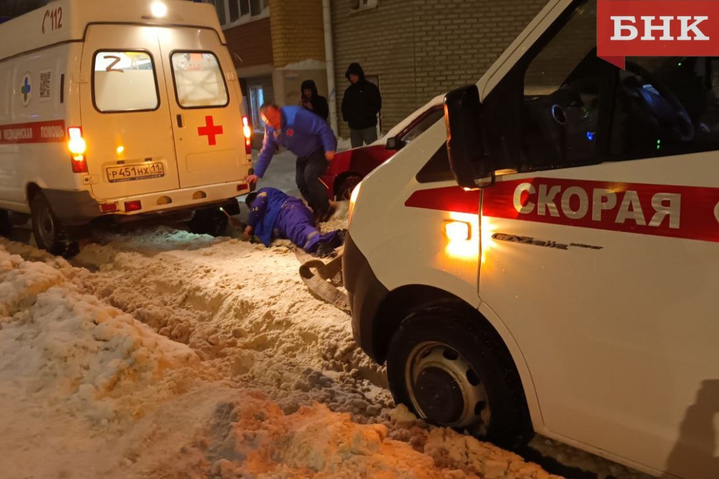 В заснеженном дворе столицы Коми застряла скорая помощь