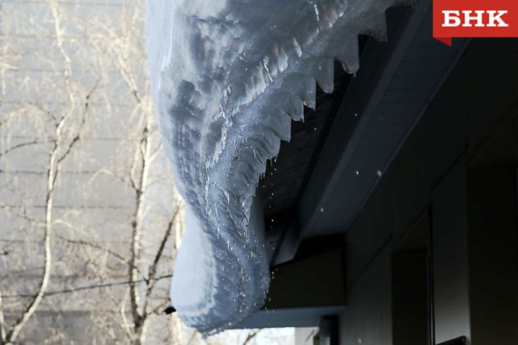 В Сыктывкаре образовательные учреждения получили 80 предостережений о свисающих с крыш сосульках и снеге