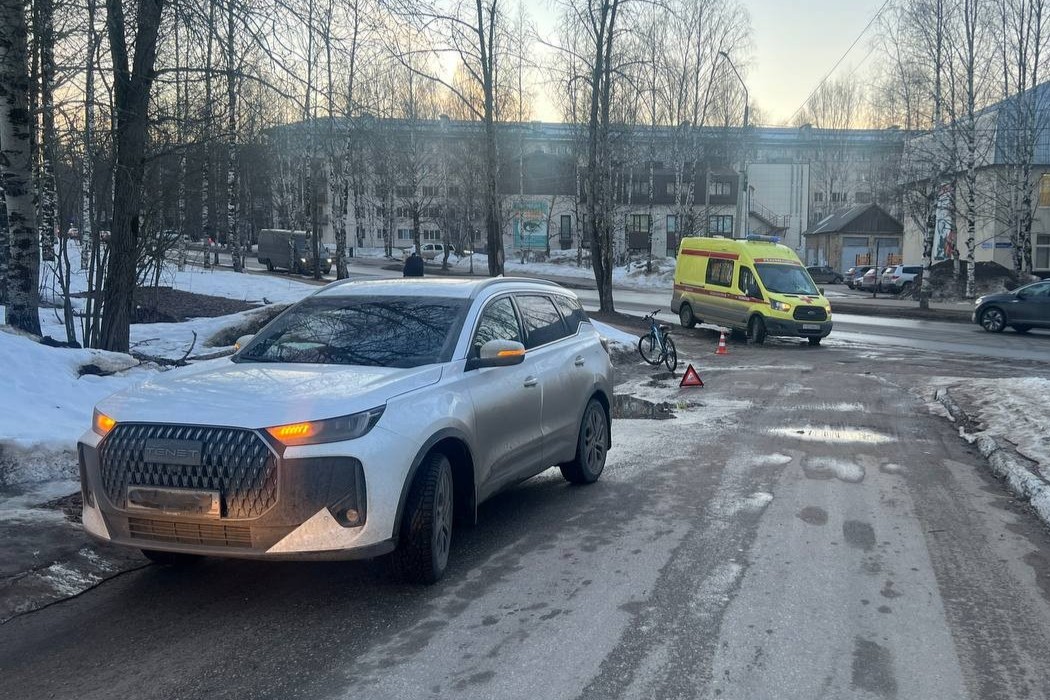 В Сыктывкаре 12-летний велосипедист угодил под колеса иномарки