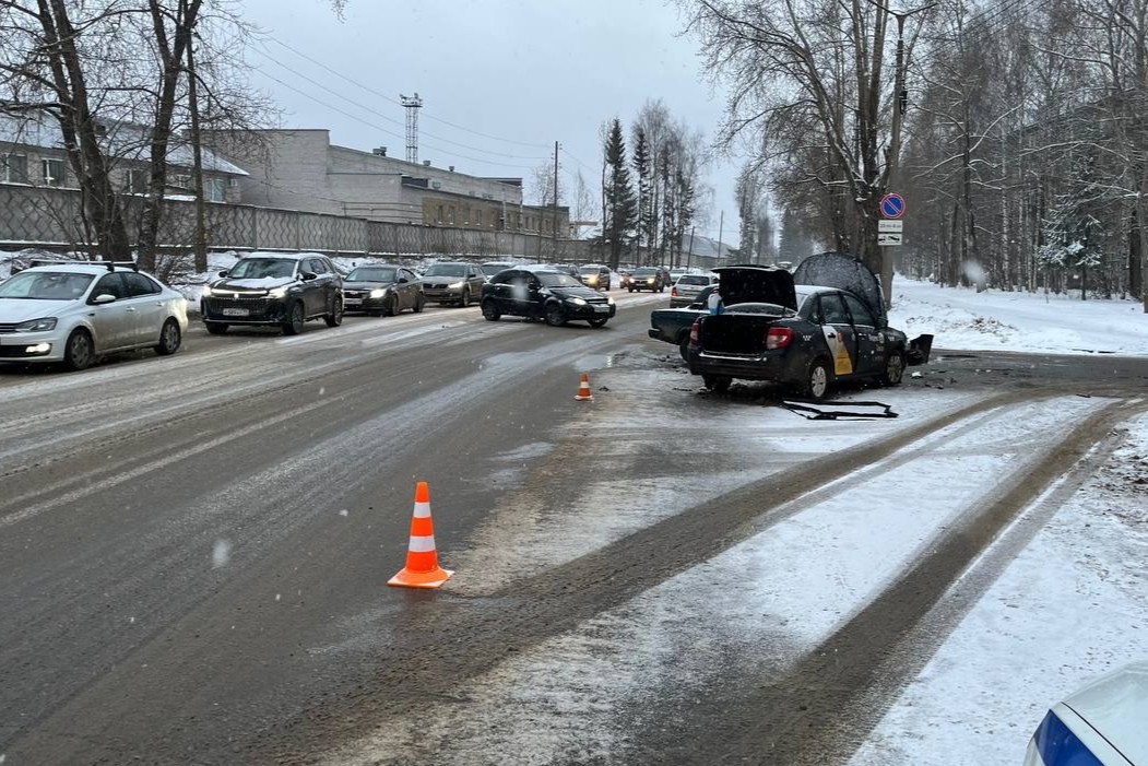 В Сыктывкаре пассажирка такси попала в больницу после ДТП
