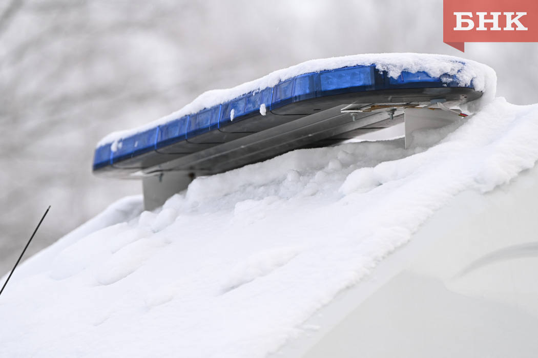 Медики на руках несли женщину с кровотечением по нерасчищенному двору в Воркуте