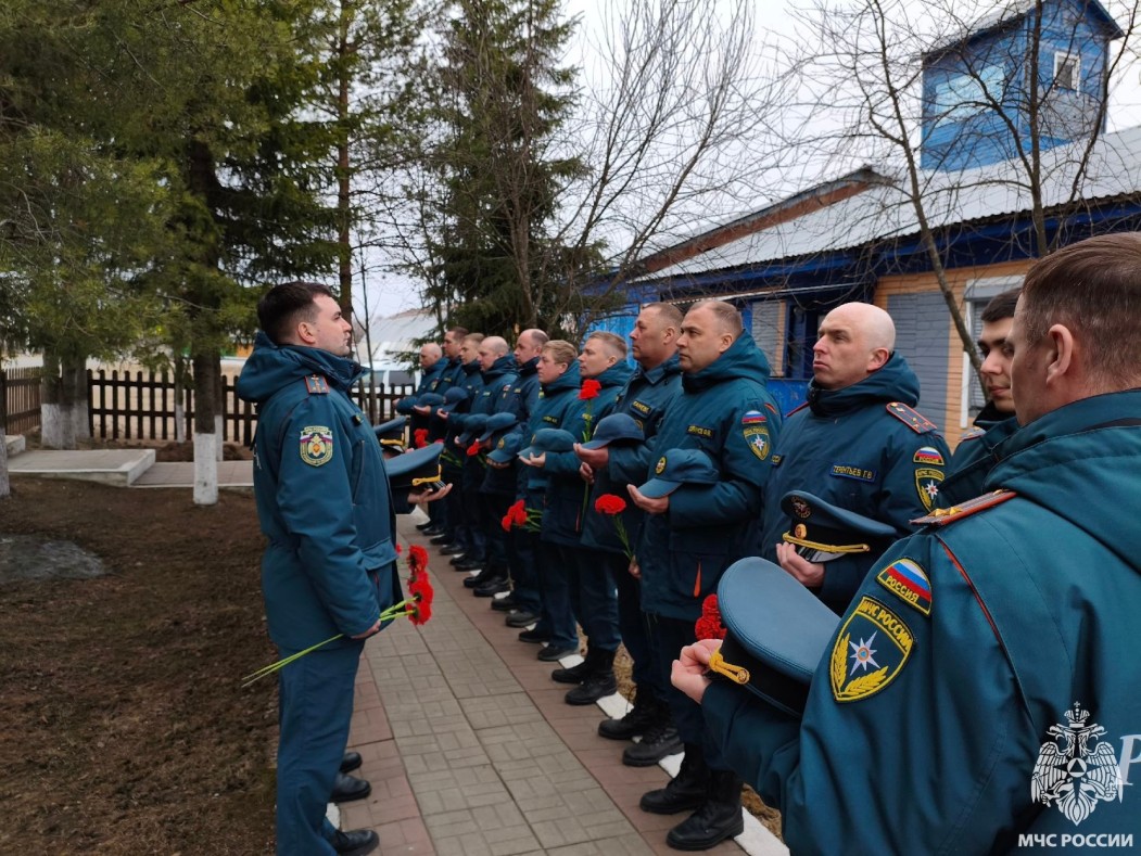 В Ижме пожарные почтили память погибшего товарища