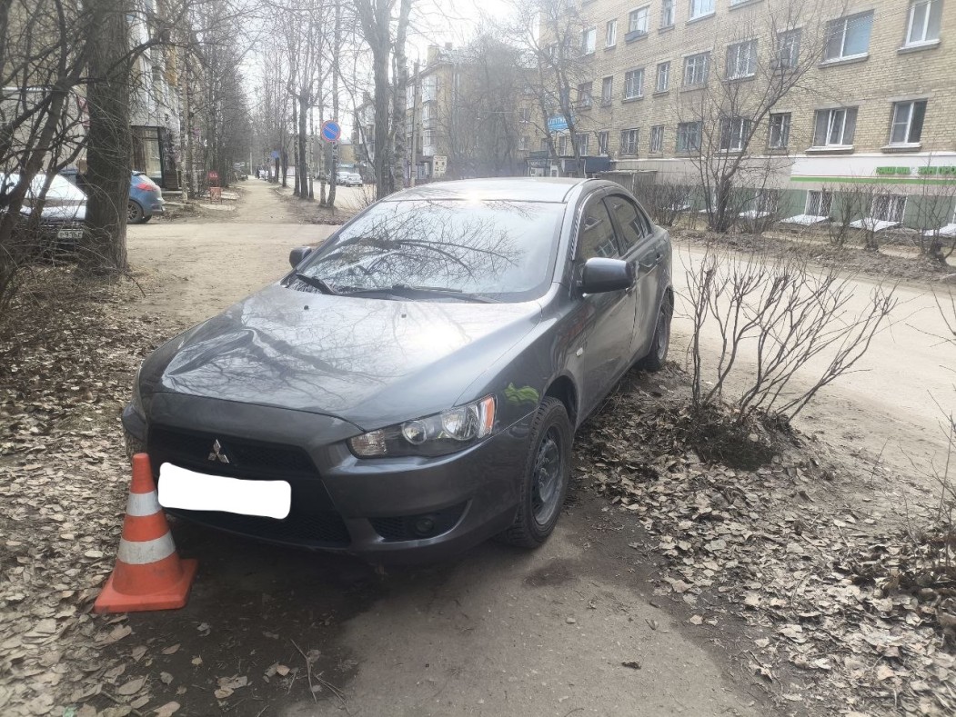 В Ухте водитель Mitsubishi сбил женщину на тротуаре