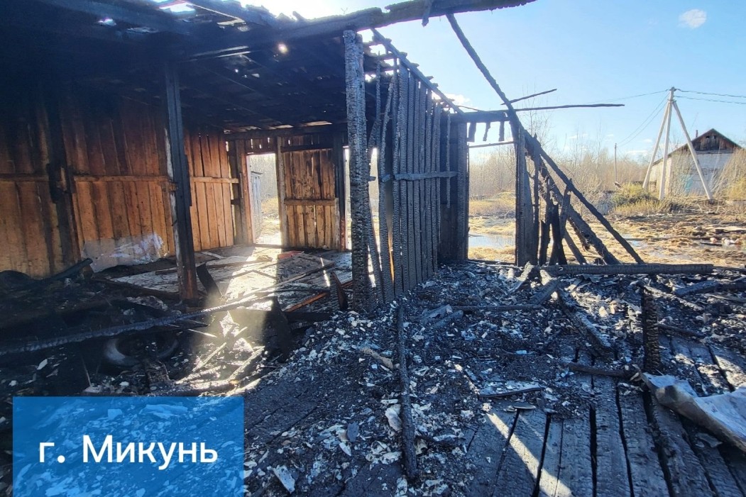 В Микуни 10 пожарных тушили сараи