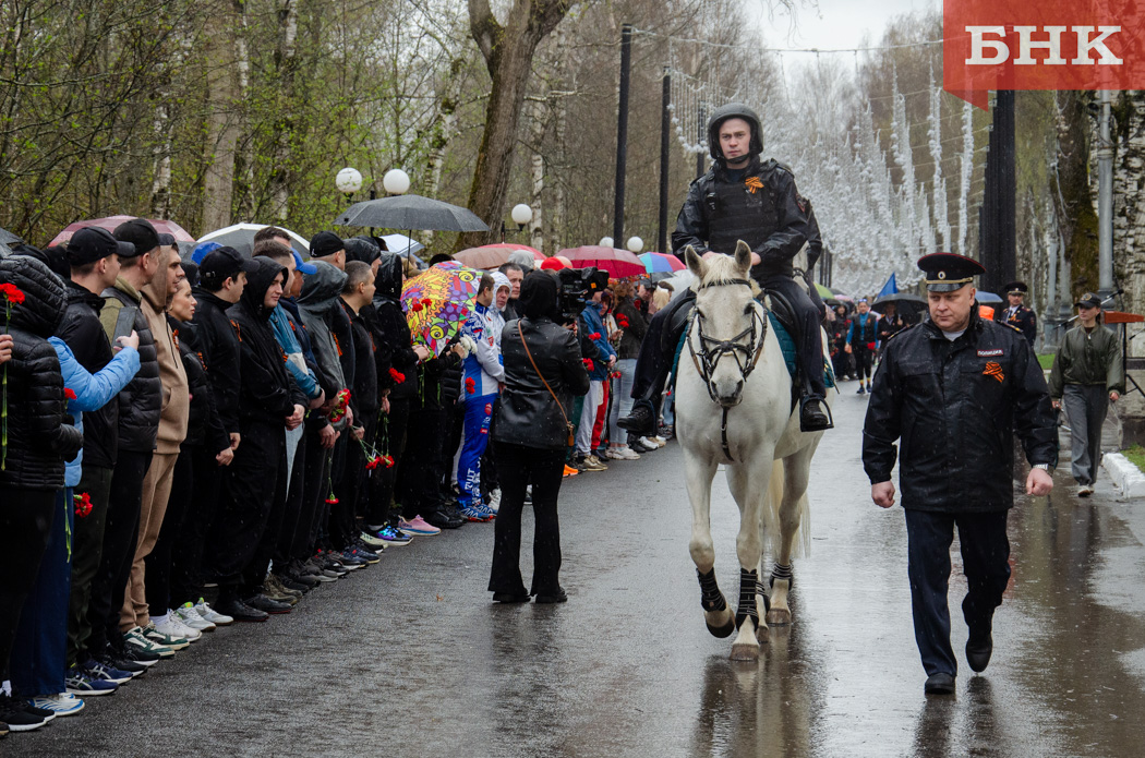 Тысяча сыктывкарцев под холодным дождем сделала 1418 шагов в честь Великой Победы