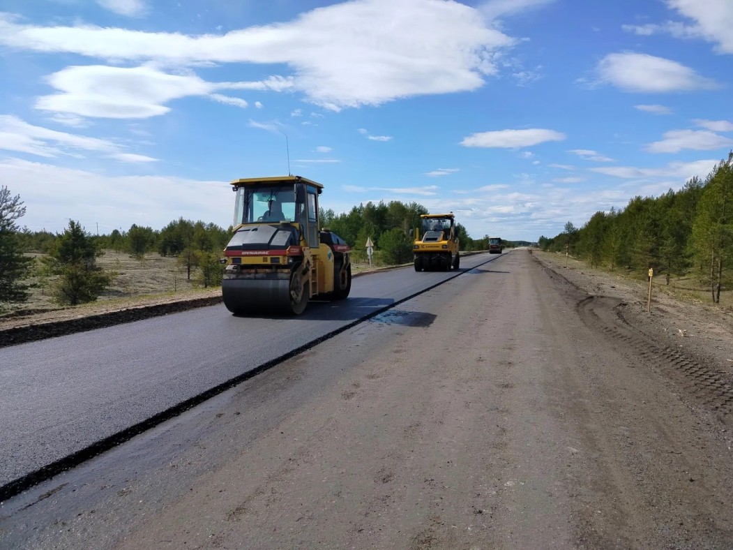 В Корткеросском районе продолжается ремонт региональной трассы