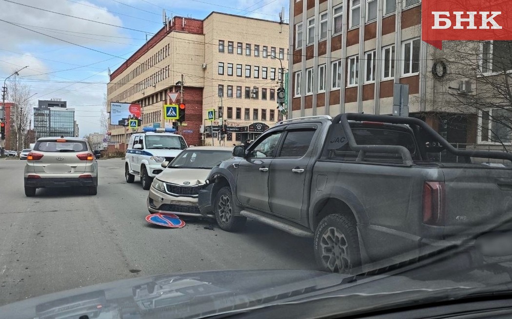 В Сыктывкаре пьяный водитель без прав снес дорожный знак и врезался в автомобиль