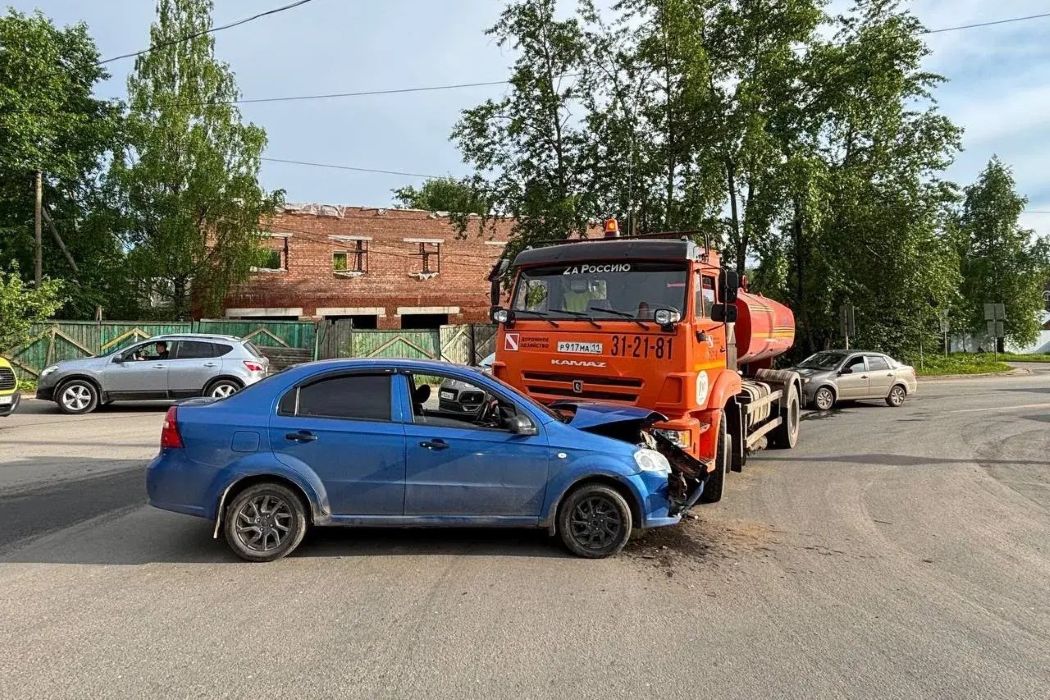 В Сыктывкаре начинающая автомобилистка врезалась в КамАЗ