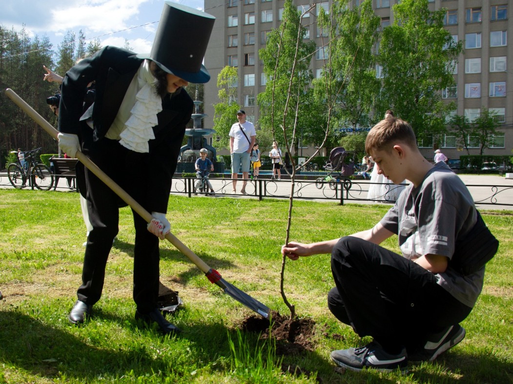 Ухтинцы высадили рябины, яблони и сирень в городских скверах