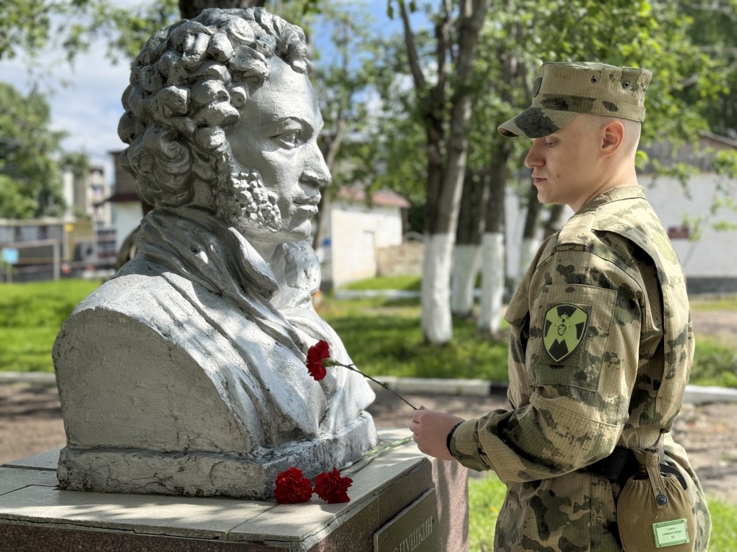 В Сыктывкаре военнослужащие почтили память Александра Пушкина