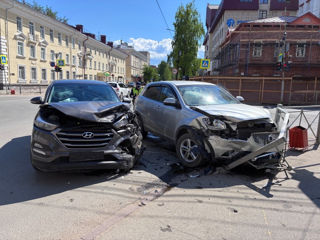 В Сыктывкаре на перекрестке водитель влетел в пешеходное ограждение