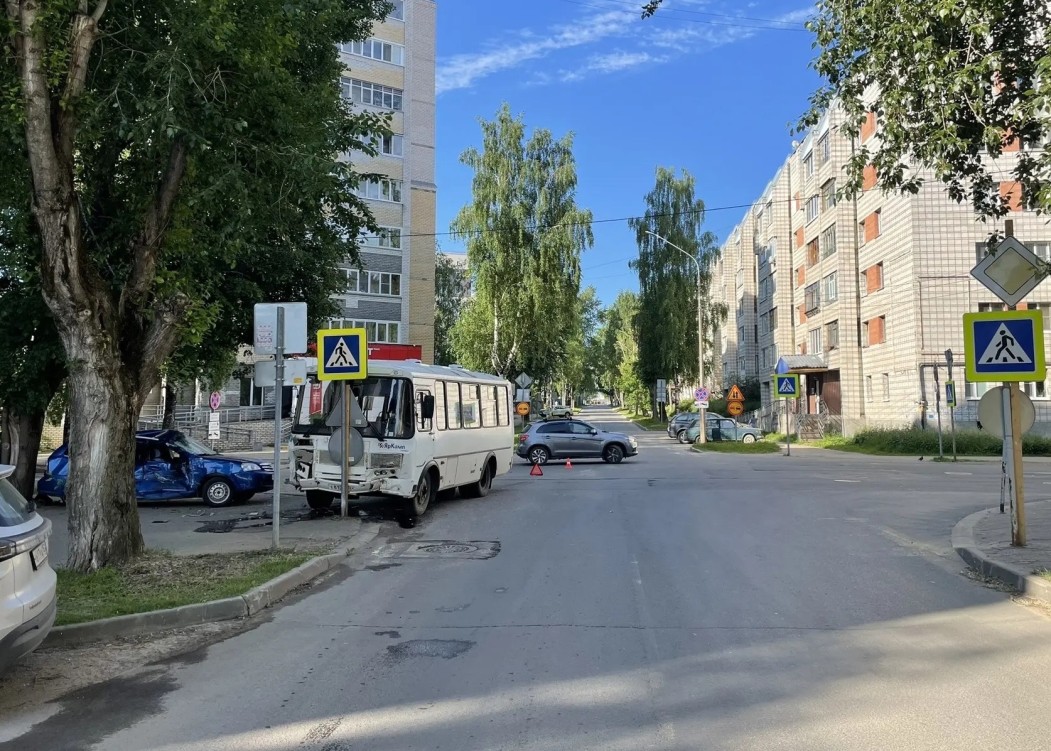 В Сыктывкаре в столкновении с автобусом пострадал водитель Chevrolet