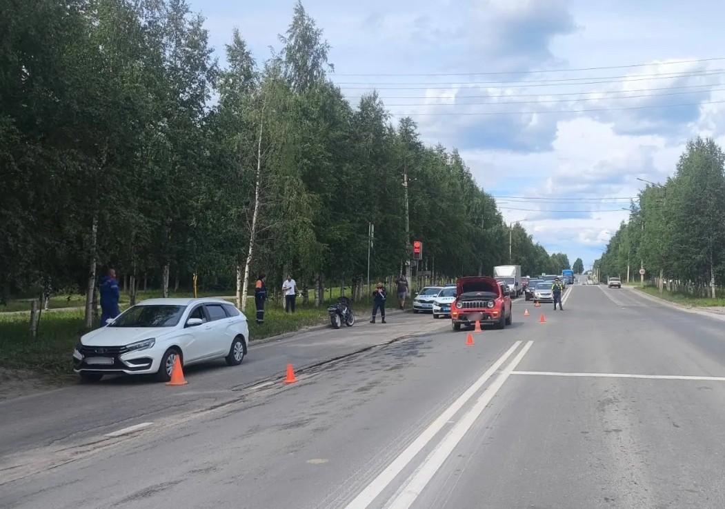 В Ухте мотоциклиста откинуло под колеса «Джипа» из-за чужого неудачного маневра