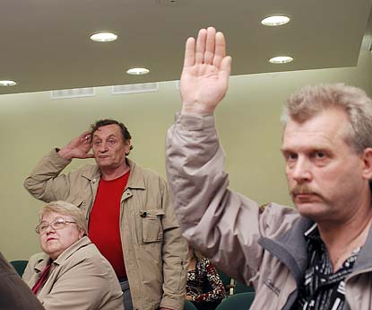 Участники слушаний завалили представителя подрядчика неприятными вопросами