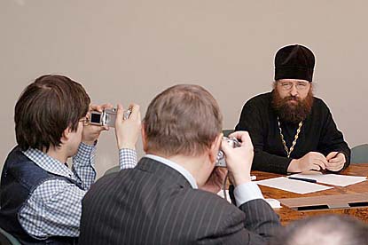 На общем фоне собравшихся выделялся представитель Русской православной церкви отец Пафнутий