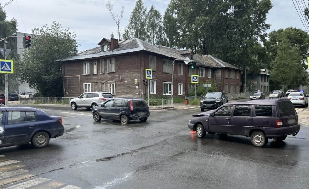 Два человека пострадали в столкновении автомобилей в Сыктывкаре
