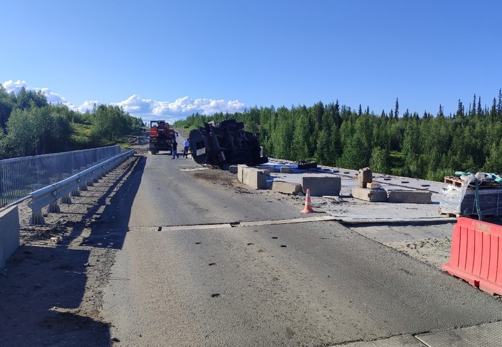 В Усинске водитель КамАЗа «потерял» колесо и врезался в бетонный блок
