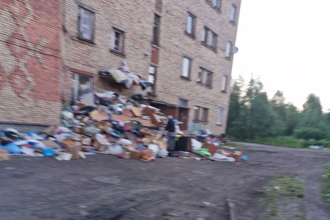 Устроивших свалку в подъезде интинок выселили из дома