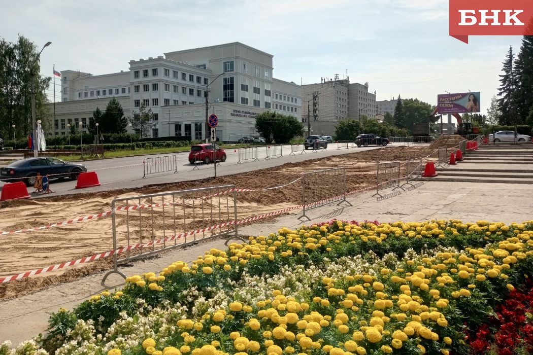 У мемориала «Вечная слава» в Сыктывкаре вскрыли асфальт