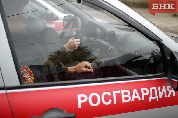 Жительнице Коми понадобились росгвардейцы после выхода из душа