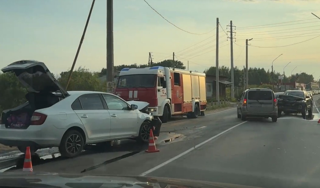 На железнодорожном переезде в Сыктывкаре столкнулись два автомобиля