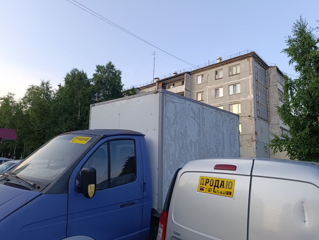 Мэрия Усинска попросила горожан не превращать парковки в «стихийные автосалоны»