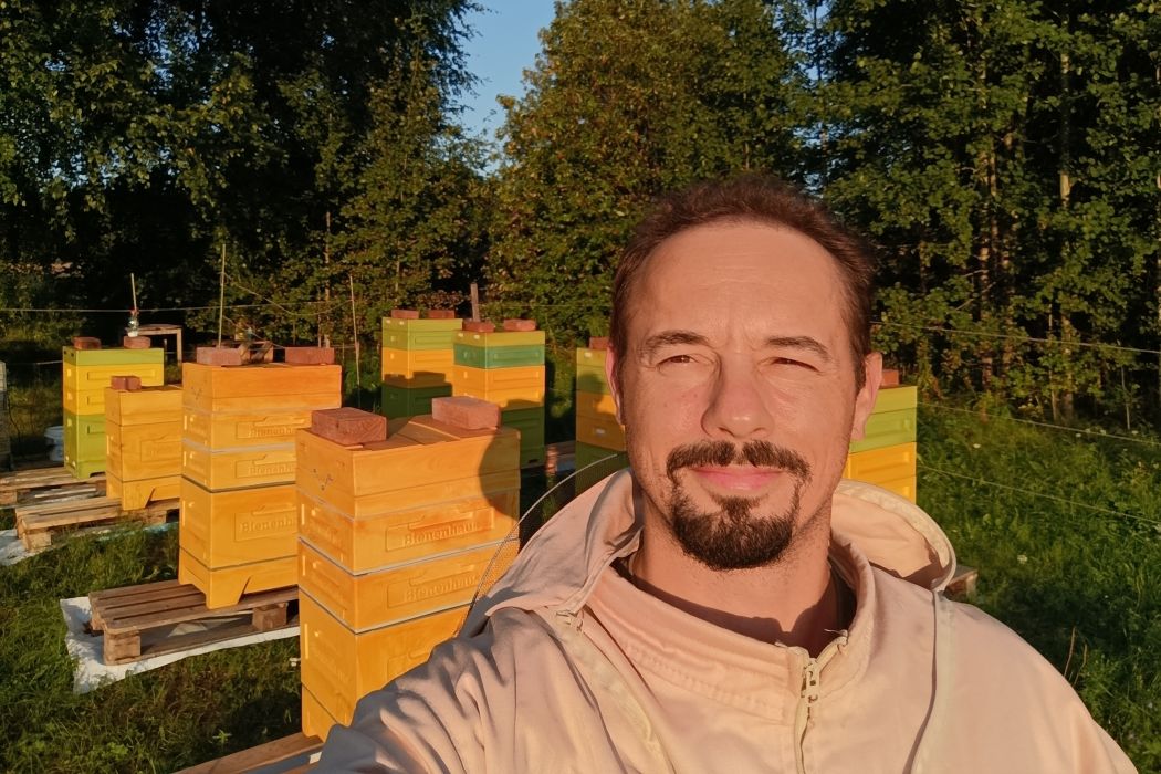 «Маленькая вселенная в улье»: участник СВО Антон Жданов при поддержке центра «Мой бизнес» открыл пасеку в Шошке