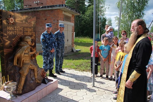 1. Перед СИЗО-1 освятили памятник, изготовленный осужденным.jpg