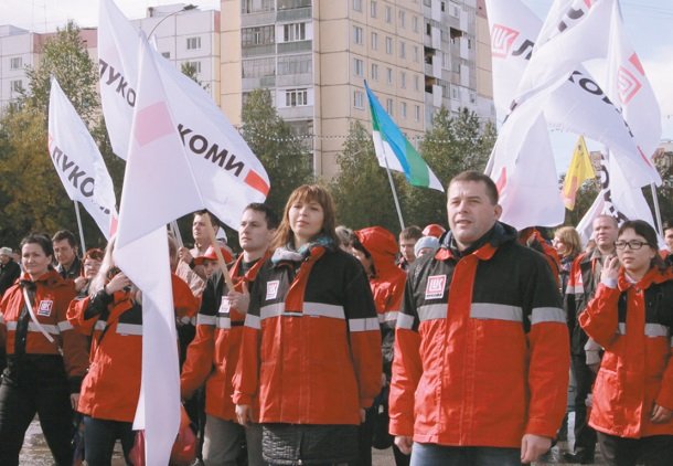 1 В праздничной колонне -ЛУКОЙЛ-Коми-.jpg