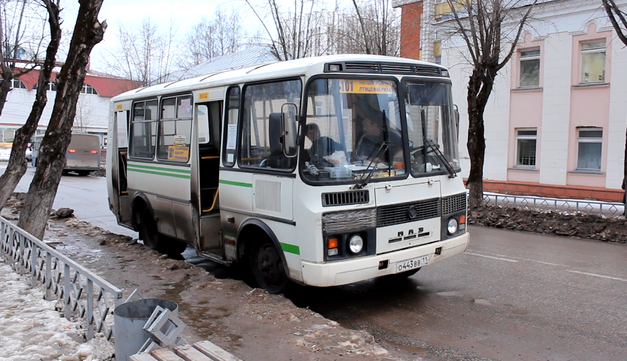На спуске улицы Коммунистической в Сыктывкаре автобус въехал в легковушку " БНК