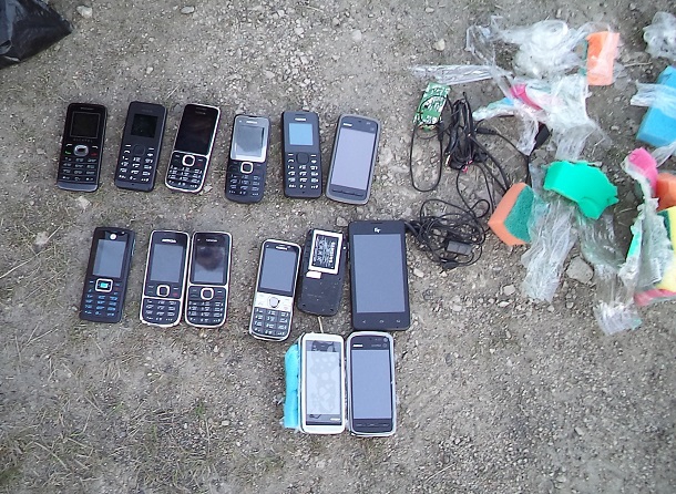 Izyaty-2-zaryadnyh-ustroistva-2-garnitury-sim-karta-i-14-sotovyh-telefonov.JPG Izyaty-2-zaryadnyh-ustroistva-2-garnitury-sim-karta-i-14-sotovyh-telefonov.JPG