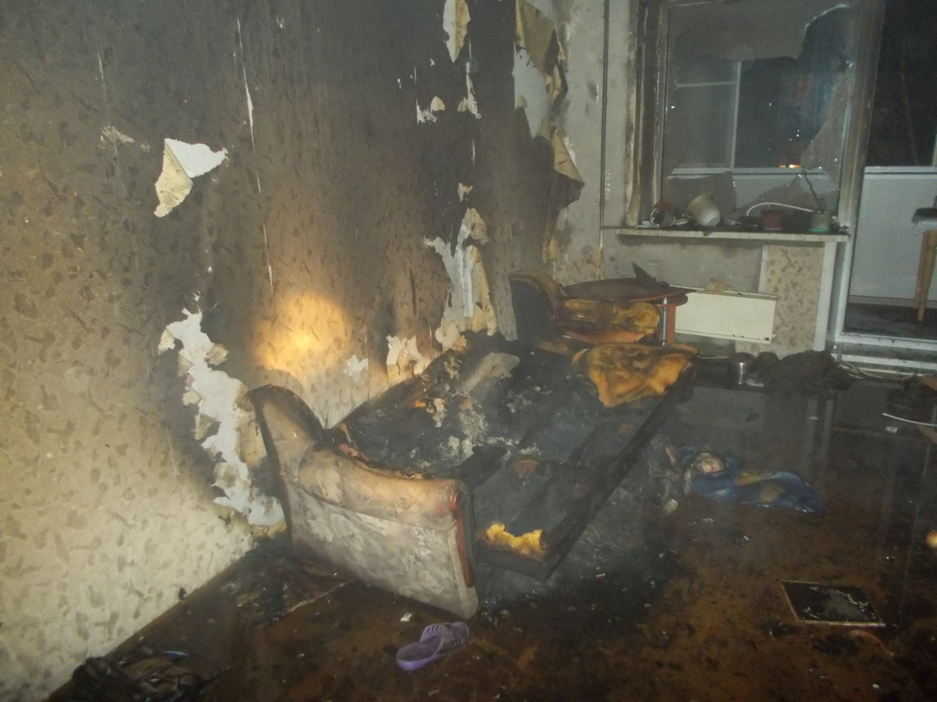 Газ после пожара. Квартира после пожара. Пожар в квартире.
