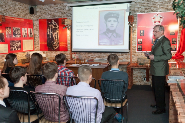 V-komnate-boevoi-slavy-4-Evgenii-Ghdanov.jpg V-komnate-boevoi-slavy-4-Evgenii-Ghdanov.jpg