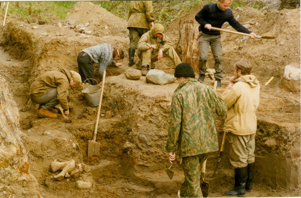 Stoyanka-byzovaya.-Areologi-za-rabotoi.-1997g.--Foto-B.-Ivanova.KP-2986.7.jpg