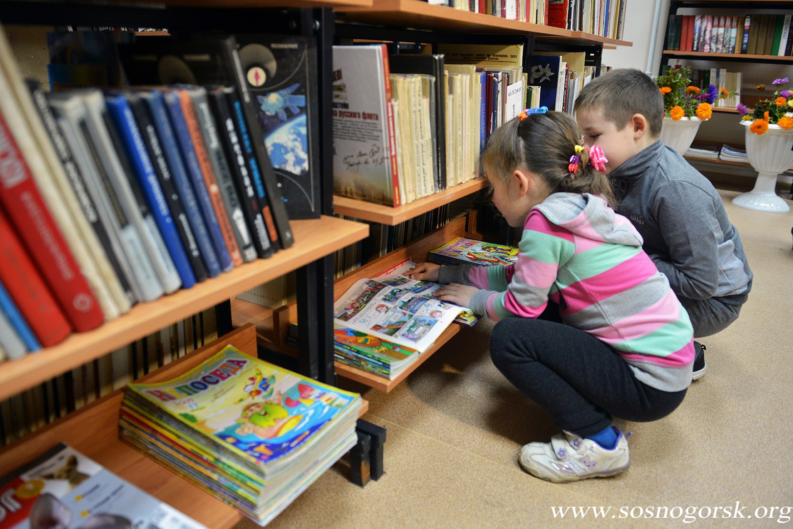 Обзор в библиотеке для детей. Дети в библиотеке. Юному читателю библиотеки. Библиотека для малышей. Дети читают в библиотеке.