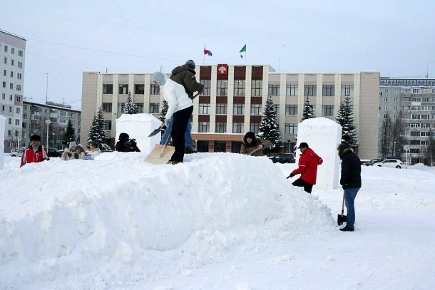 Усинцы на субботнике построили снежные горки 