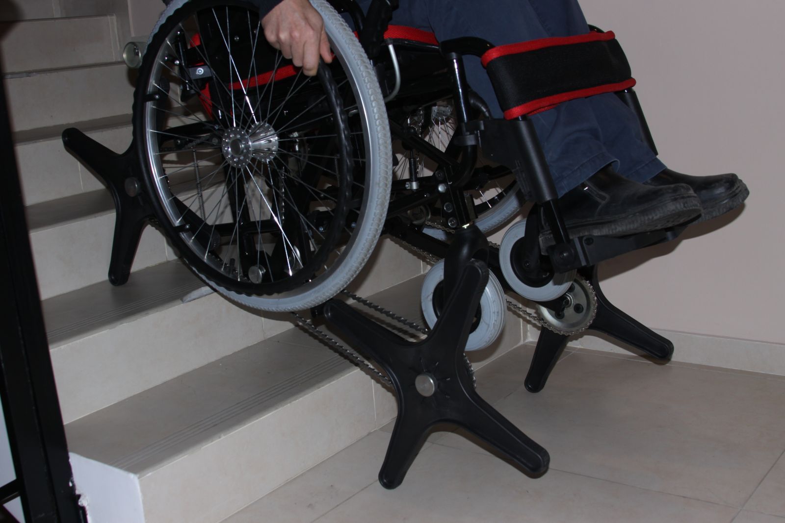 Колесо шагает. Инвалидная коляска "ступенькоход" «гради-стандарт». Кресло-коляска ступенькоход «гради -стандарт». Инвалидной коляски - "ступенькоход" Гранди стандарт. Шагающая коляска для инвалидов.