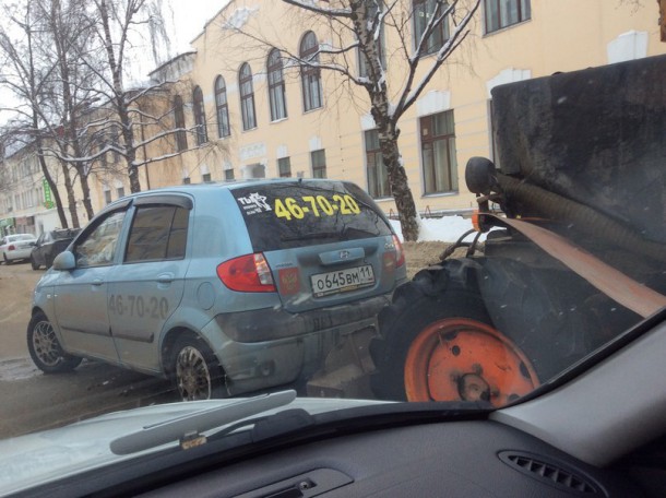 В Сыктывкаре два трактора неудачно «припарковались»