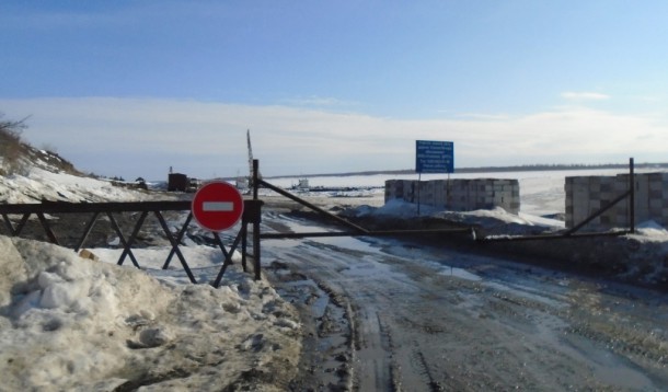 Сотрудники ГИБДД и спасатели установили дежурство на опасном для проезда автозимнике «Печора - Усинск»