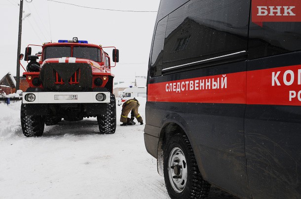 В воркутинском поселке Елецкий огонь уничтожил деревянный дом, 12 человек остались без крова