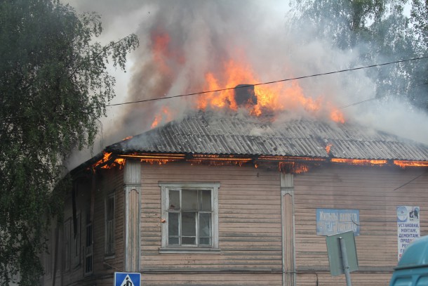 В сыктывкарском Лесозаводе полыхает еще один дом